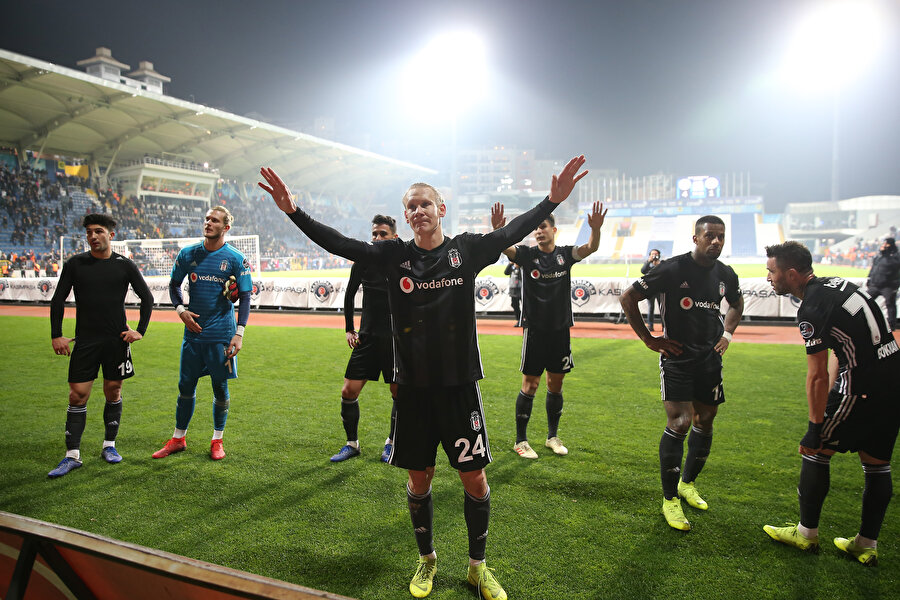 Beşiktaşlı oyuncular Vida'nın önderliğinde, taraftarın isteği üzerine tribünlerin önüne geldi.