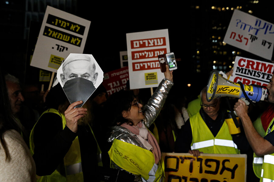 Protestocular, İsrail Başbakanı Binyamin Netanyahu'nun resminin yer aldığı "Suç Başbakanı" yazılı pankartlar açarken, Netanyahu'yu istifaya çağırdı.