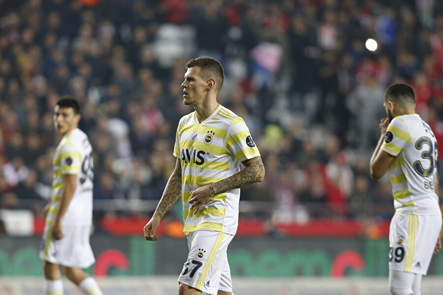 Martin Skrtel, Eljif Elmas ve Benzia'nın maç sonunda yaşadığı üzüntü.
