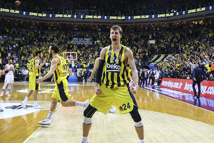 24 yaşındaki Vesely, 3 yıl daha Fenerbahçe forması giyecek.