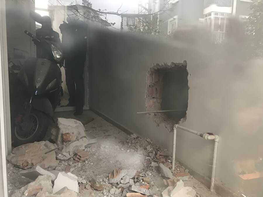 Hırsızlar, kuyumcunun duvarında yarım metrelik delik açtı.