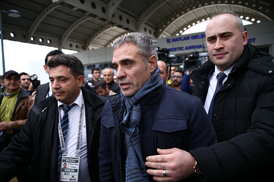 Ersun Yanal koruma eşliğinde havaalanından çıkıyor.