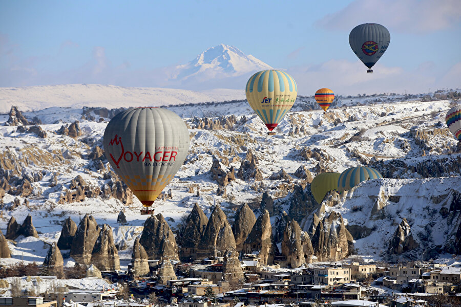 Kapadokya'nın balonları 537 bin turisti uçurdu.