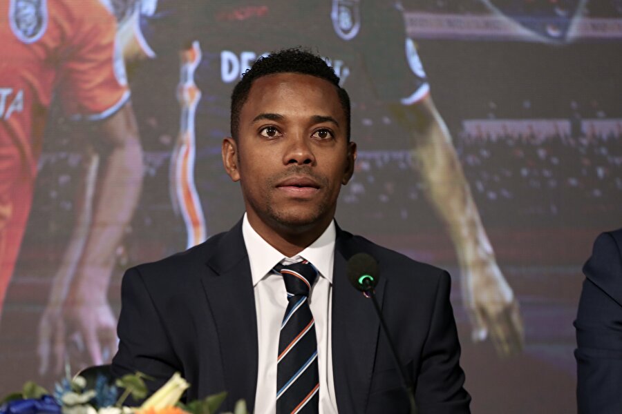 Robinho basın toplantısında açıklamalarda bulundu.