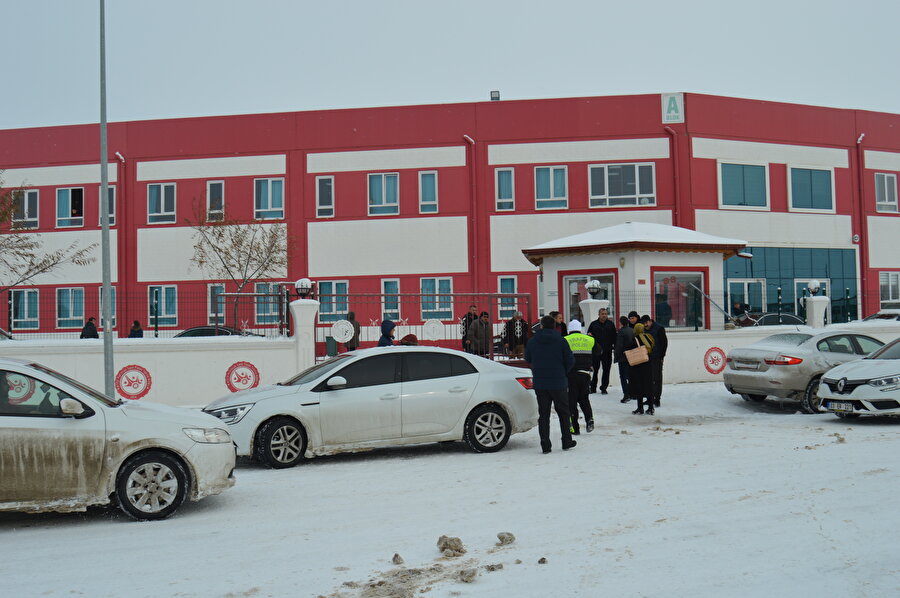 Saldırgan öğrenci öğretmenini yaraladı.
