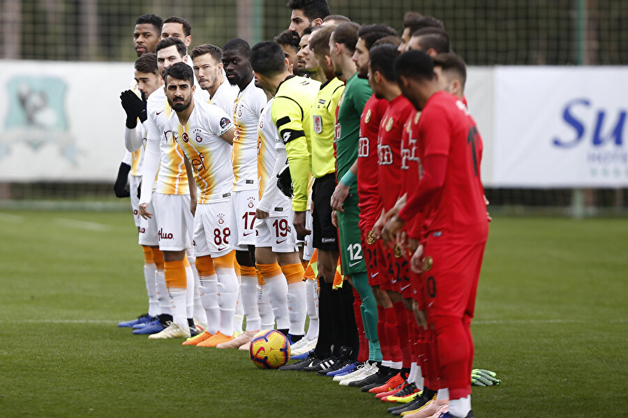 Galatasaray - Eskişehirspor maçı öncesinde seremoni gerçekleştiriliyor.