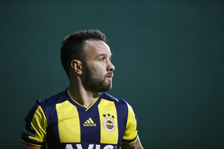 Valbuena pas verecek arkadaşını arıyor.