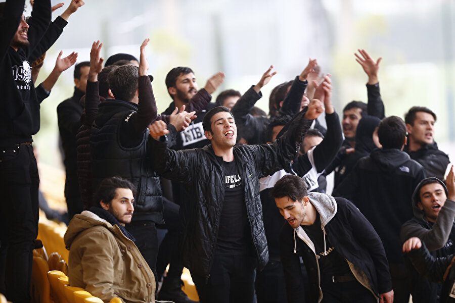 Beşiktaş taraftarı maç öncesinde tribündeki yerini alıyor.