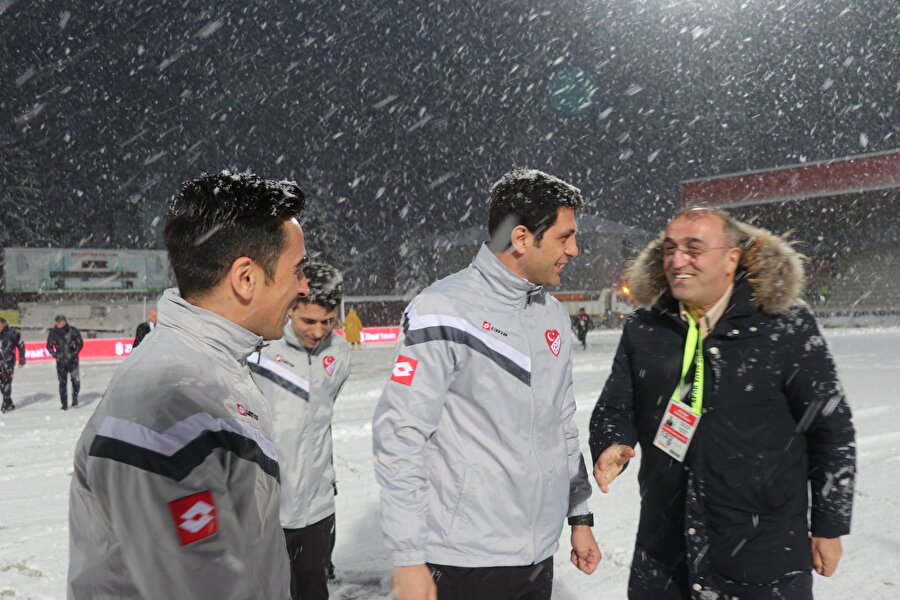 Boluspor - Galatasaray mücadelesi iptal olmadan hemen önce Abdürrahim Albayrak mücadelenin hakemleriyle istişare ediyor.