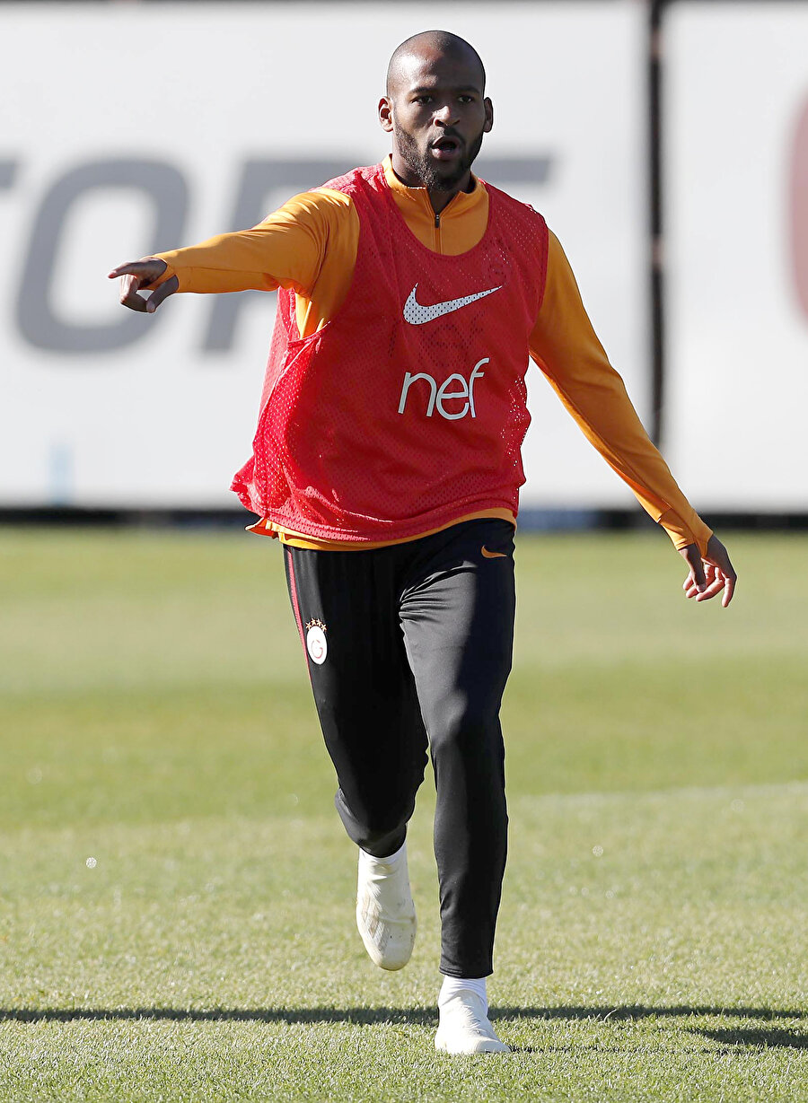 Marcao idmanda takım arkadaşlarını yönlendiriyor.