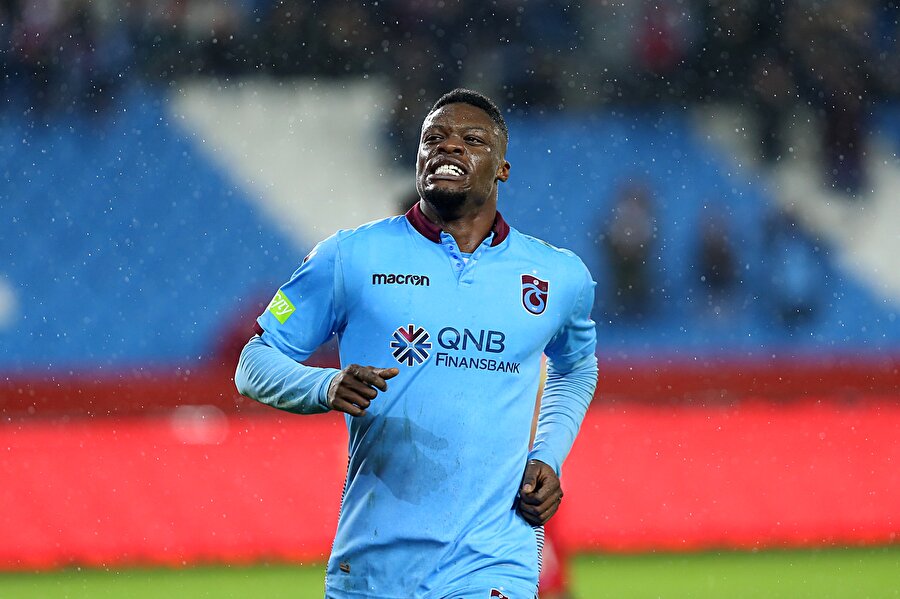 Trabzonspor forması giyen Ekuban attığı golün ardından tribünlere koşuyor.