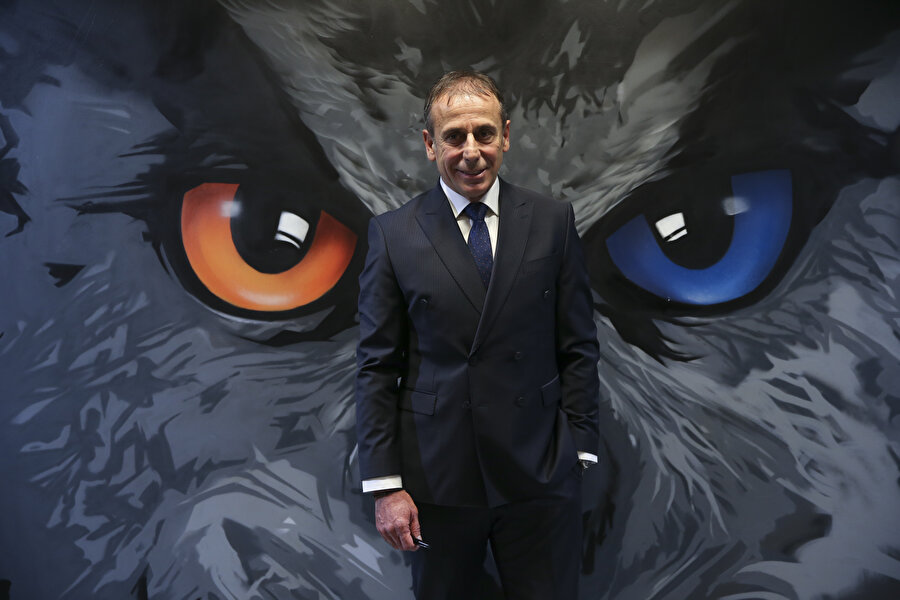 Abdullah Avcı törende böyle poz verdi.