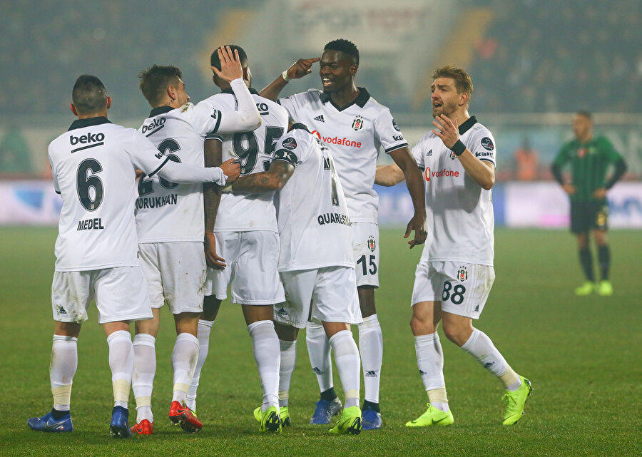 Beşiktaş, kritik mücadelede Antalyaspor deplasmanına çıkıyor.