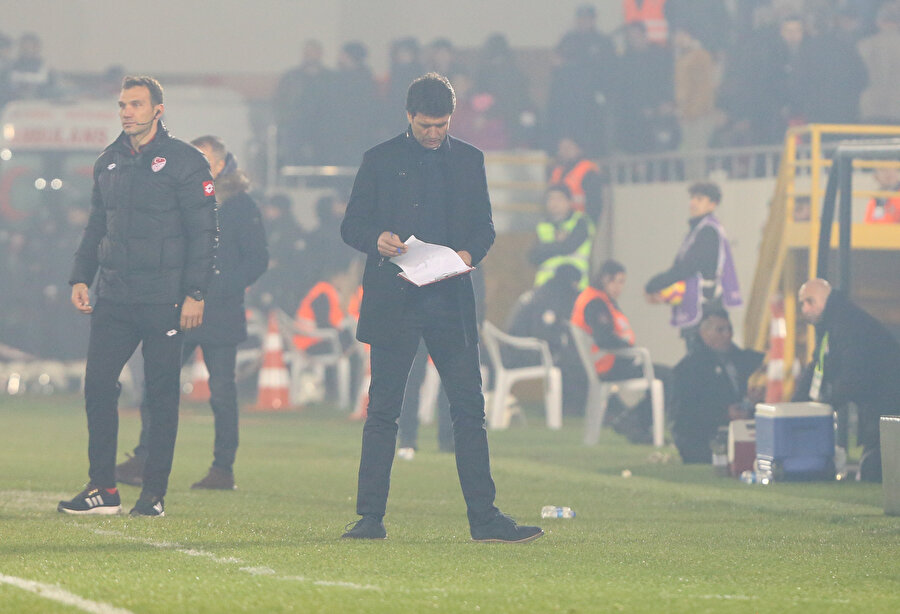 Cihat Arslan maç esnasında esame listesini kontrol ediyor.