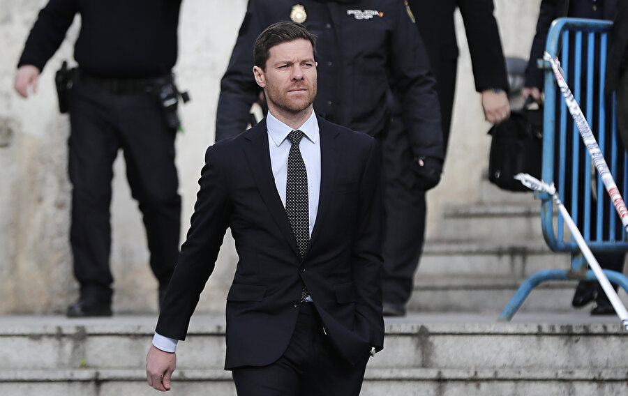 Xavi Alonso mahkemeye takım elbiseyle geldi.