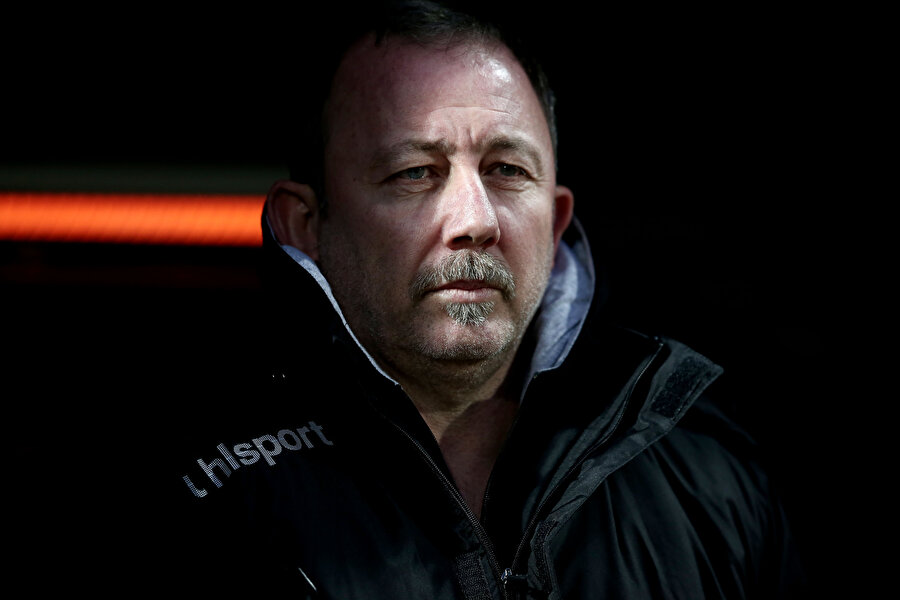 Sergen Yalçın kenarda öğrencilerini takip ediyor.