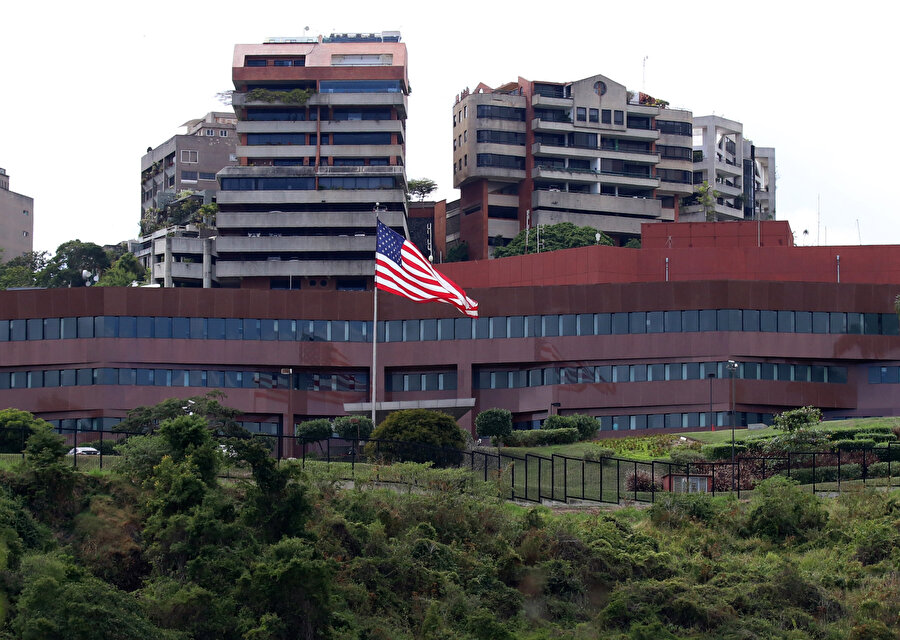 Venezuela başkenti Caracas'da bulunan ABD Büyükelçiliğindeki bazı diplomatlar ülkelerine döndü.