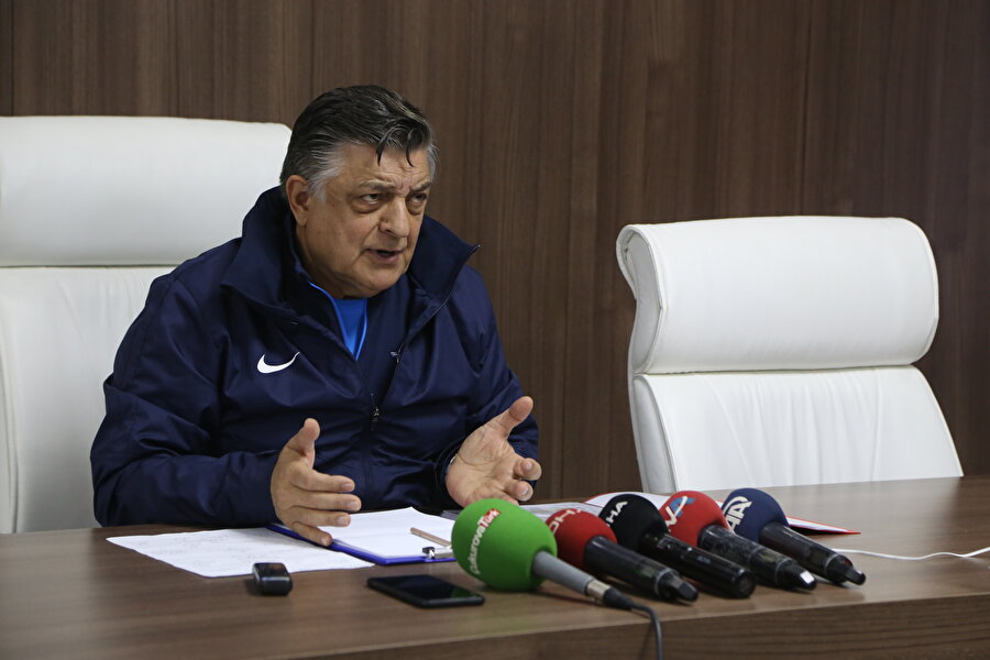 Yılmaz Vural basın toplantısında açıklamalarda bulunurken.