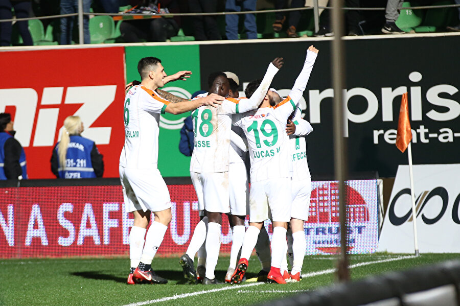 Aytemiz Alanyaspor forması giyen oyuncuların gol sevinci.