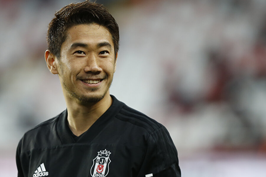 Shinhi Kagawa, Antalyaspor maçı öncesinde ısınırken objektiflere böyle yakalandı.