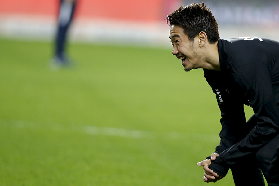 Shinji Kagawa, Antalyaspor maçından önce ısınırken.