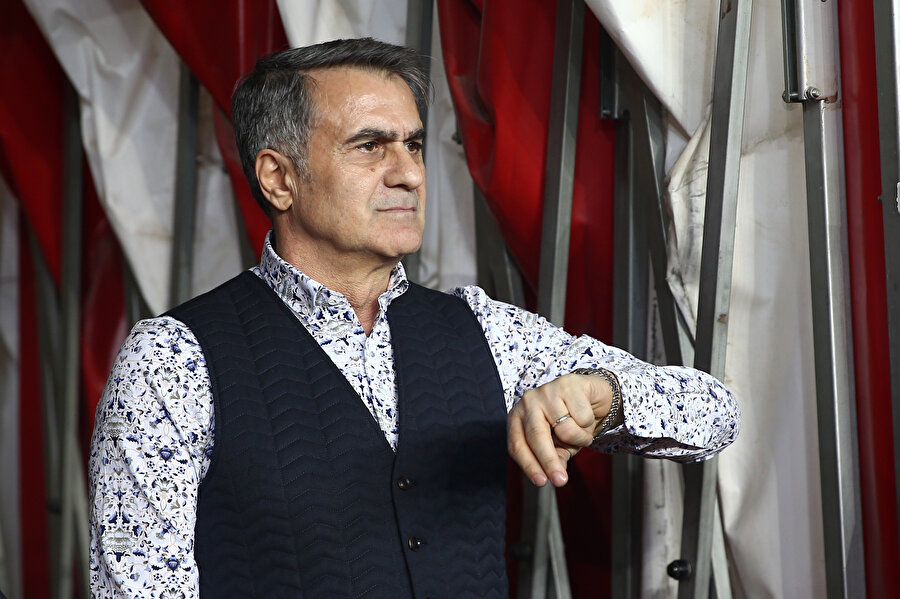 Şenol Güneş, Antalyaspor maçında oyuncularını takip ediyor.