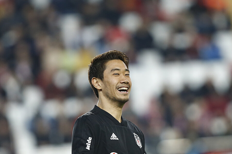 Shinji Kagawa maçtan önce ısınırken gülümsüyor.