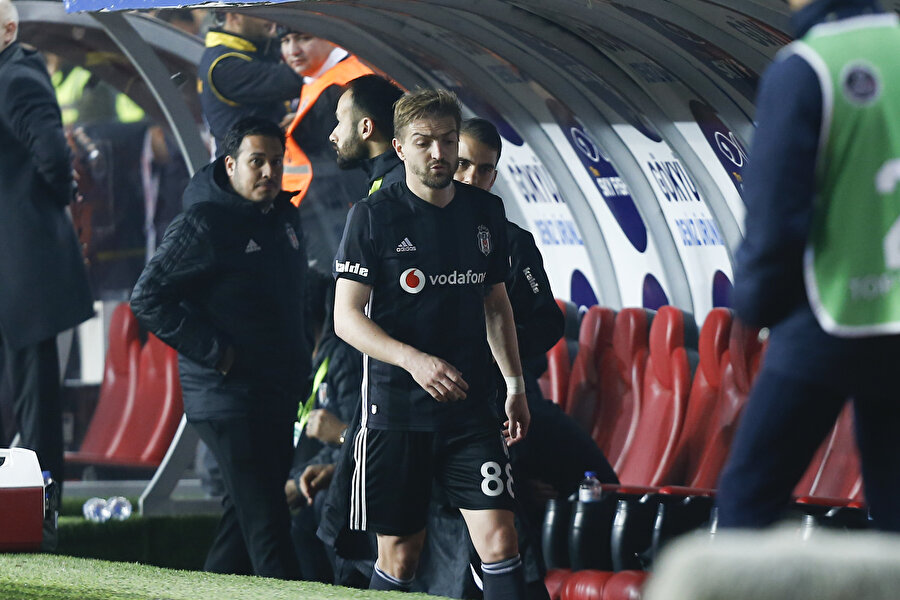 Antalyaspor maçında oyundan çıkan Caner Erkin, kenara geliyor.
