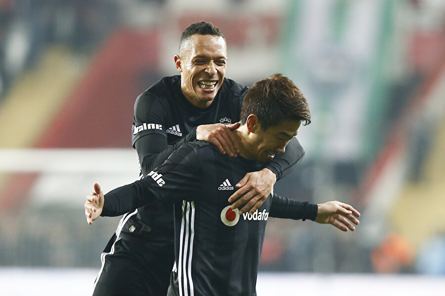 Shinji Kagawa ve Adriano'nun gol sevinci.