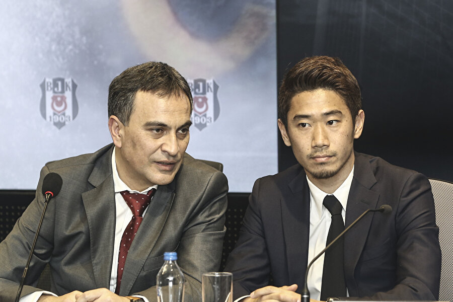 Kagawa dün yeni transferler için düzenlenen imza törenine katıldı.