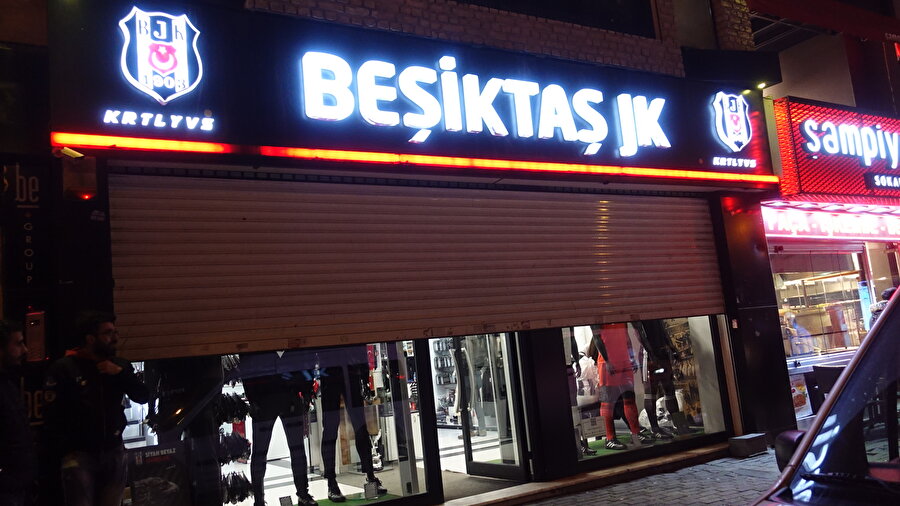 Beşiktaş'ta bulunan mağazada pompalı tüfekle ateş edildi.