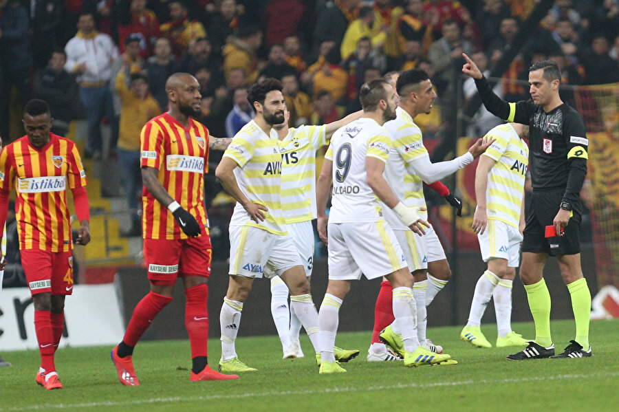 Roberto Soldado'nun kırmızı kart gördüğü an.