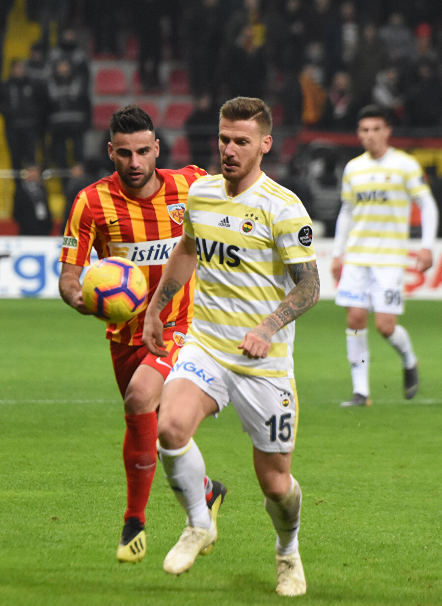 Serdar Aziz rakibini savunuyor.
