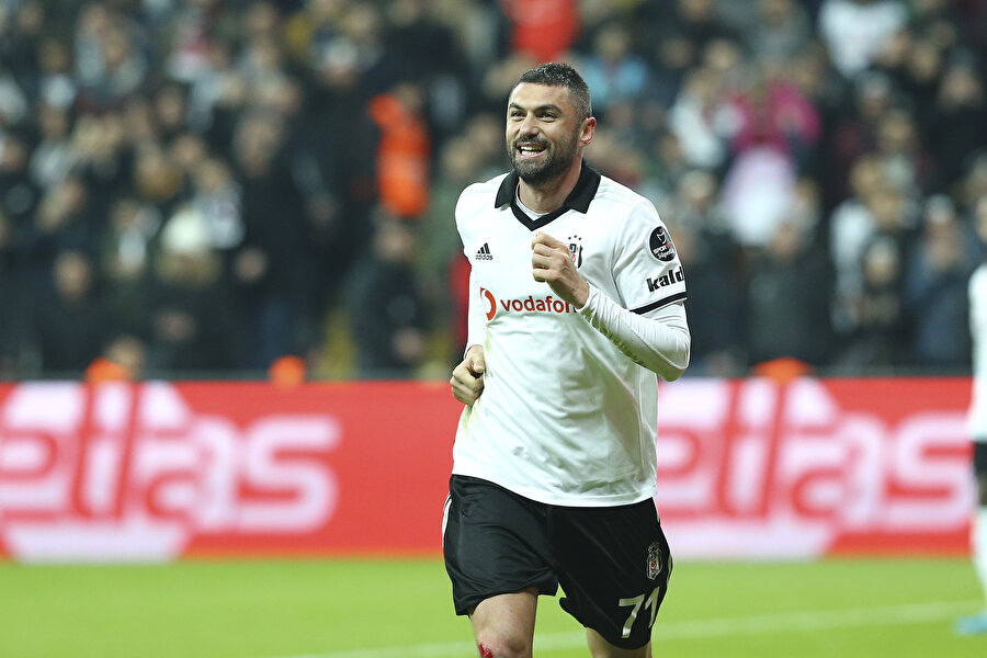 Burak Yılmaz attığı golün ardından tribünlere koşuyor.