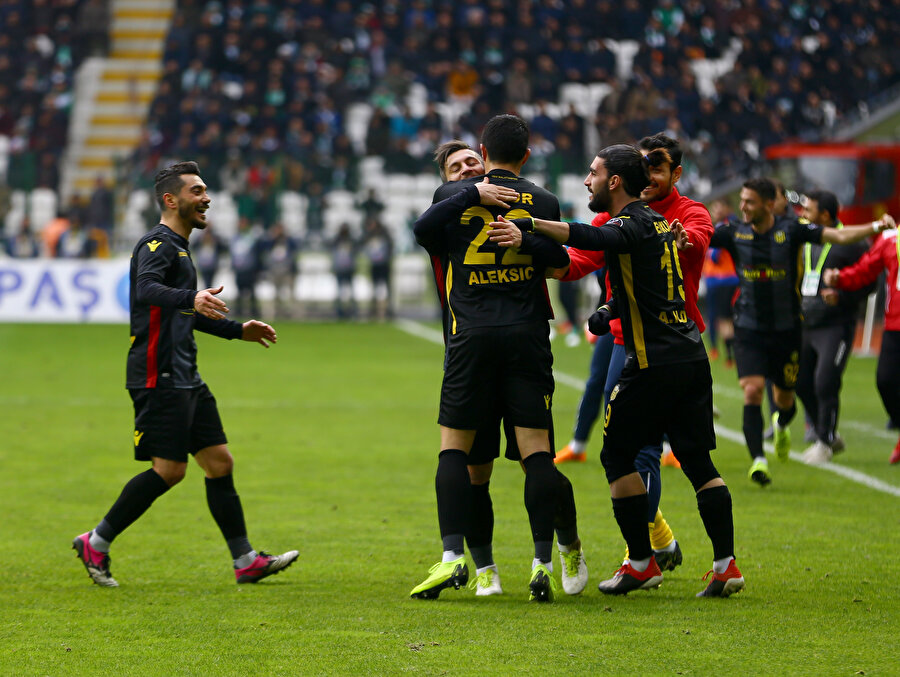 Aleksic, takım arkadaşlarıyla gol sevinci yaşarken.