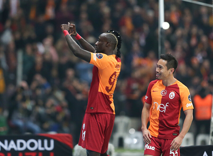 Mbaye Diagne attığı golün ardından sevincini tribünlerle paylaştı.
