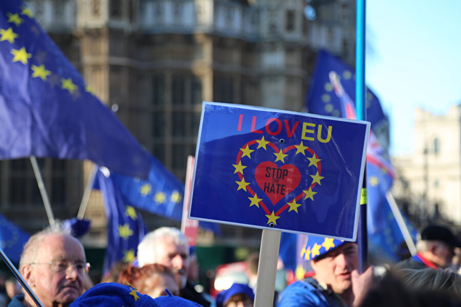 Londra'da Brexit yanlısı ve karşıtı gösteriler düzenlenmişti.