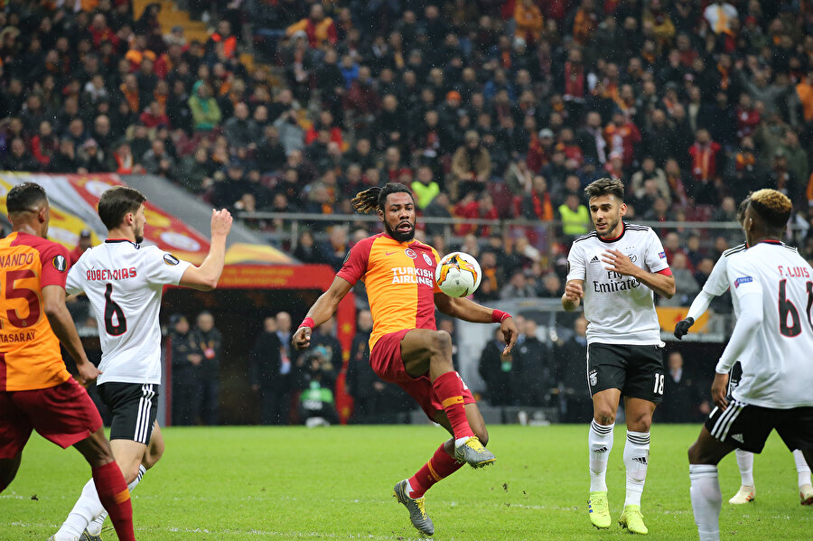 Luyindama Galatasaray formasıyla ilk golünü Benfica karşısında kaydetmişti.