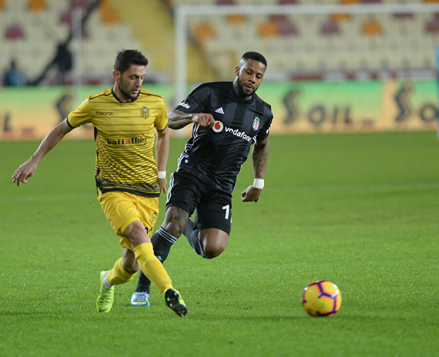 Lens (sağda) rakibi Bülent Cevahir ile mücadele ederken.