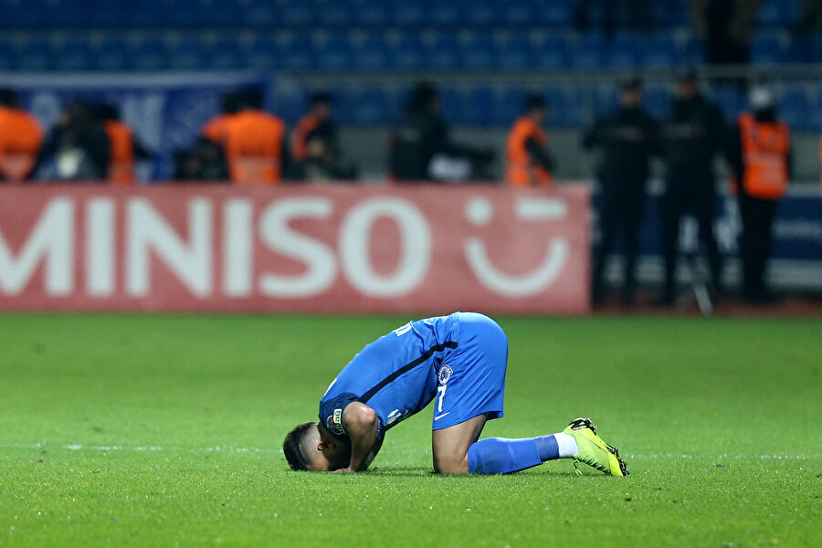 Trezeguet attığı golün ardından secdeye gidiyor.