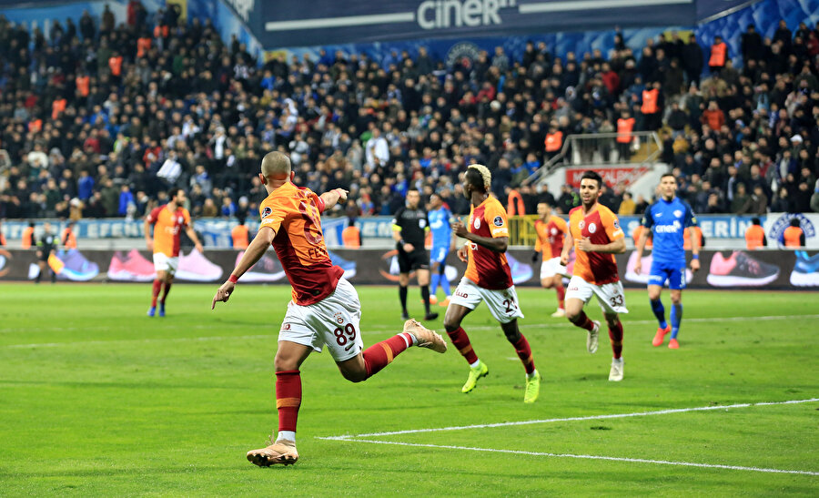 Galatasaray forması giyen oyuncuların gol sevinci.