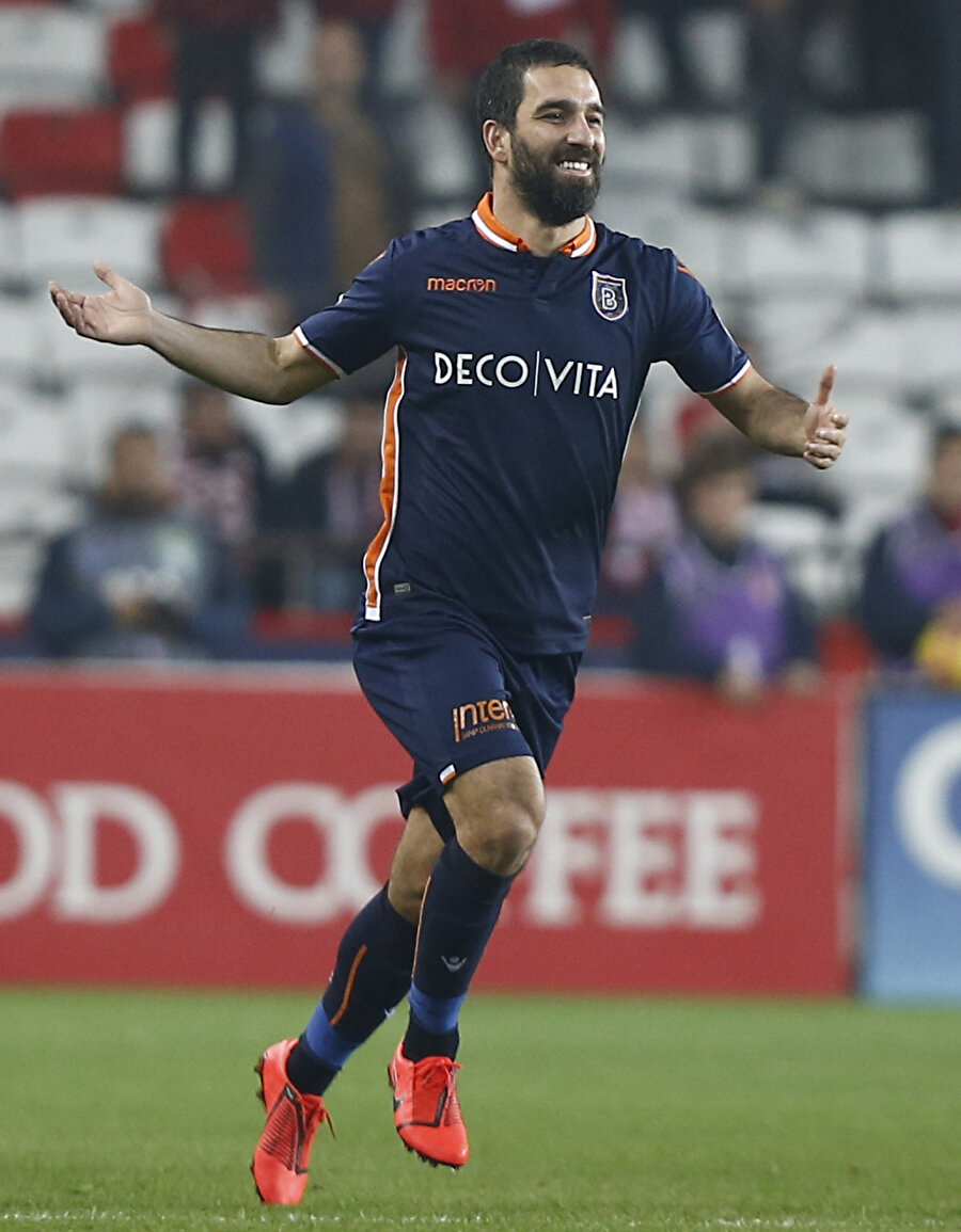 Arda Turan attığı golün ardından tribünlere koşuyor.