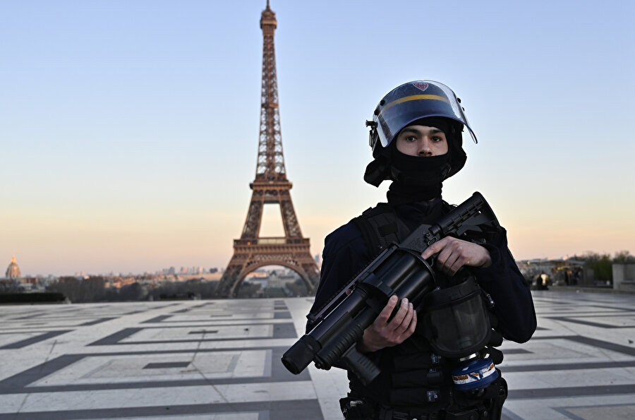 Paris'te bulunan Eyfel Kulesi'nin önünde nöbet tutan bir Fransız polisi.