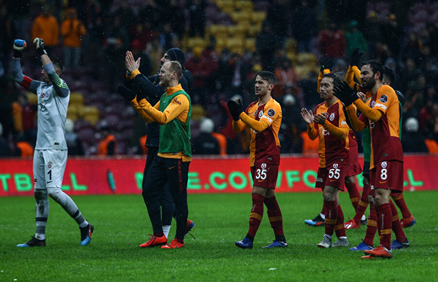 Takım kaptanı Fernando Muslera, da yönetime sahip çıktı.