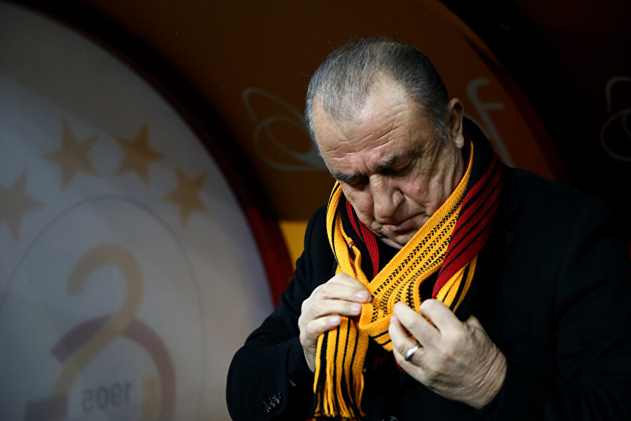 Fatih Terim atkısını düzeltiyor.