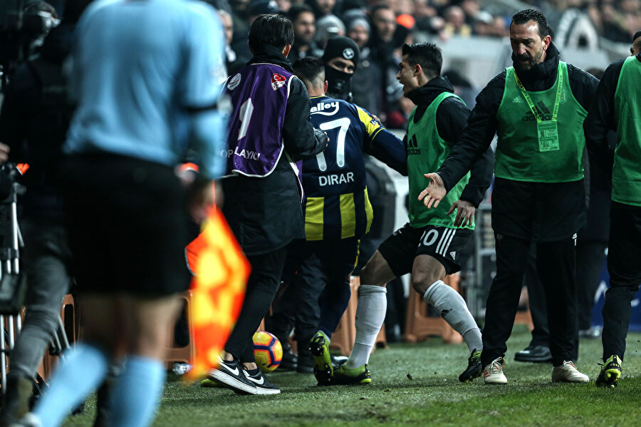 Nabil Dirar ve Beşiktaş forması giyen oyuncular arasında yaşan itişme.