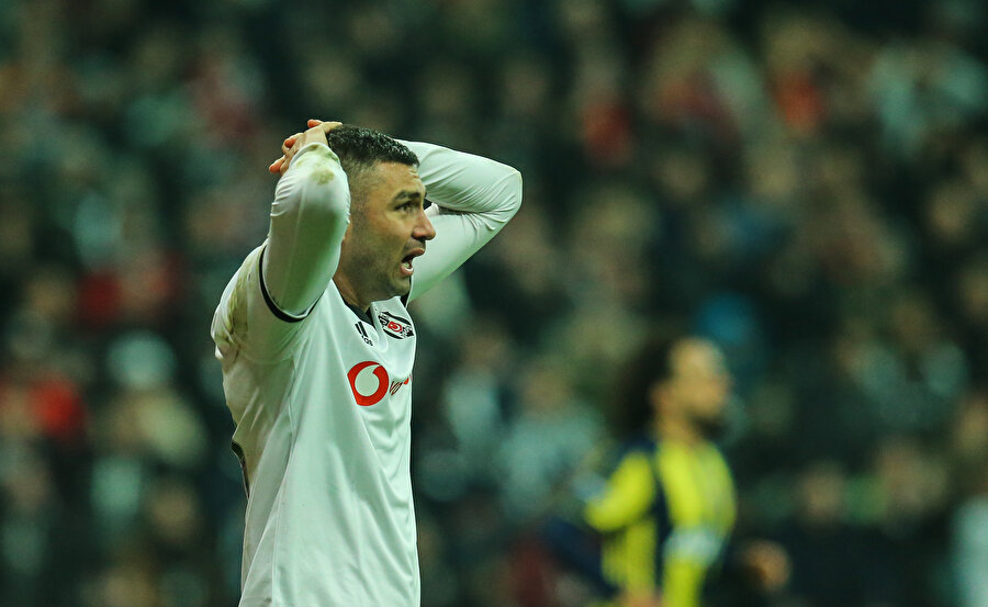 Burak Yılmaz kaçırdığı golün ardından büyük üzüntü yaşıyor.