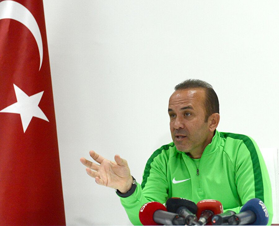 Mehmet Özdilek basın mensuplarının sorularını yanıtlıyor.