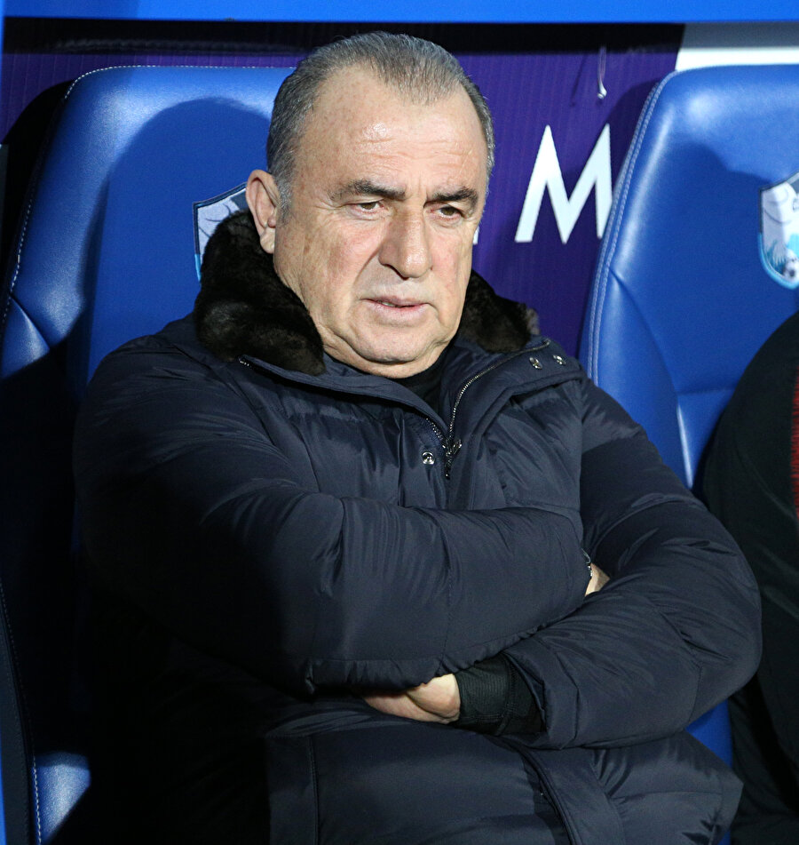 Fatih Terim kulübede oyunu takip ediyor.