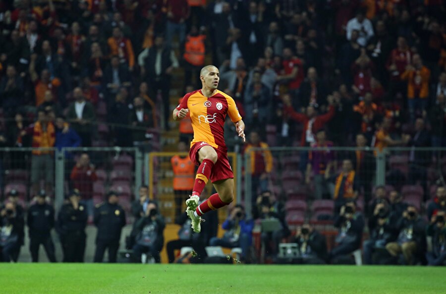 Feghouli attığı golün sevincini böyle yaşıyor.